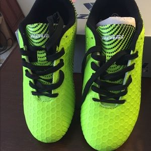 Boys soccer cleats 4Y NEW IN BOX ... never worn!
